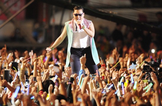 PSY Gangnam Style Concert in Seoul, Performs Shirtless to 80,000 Fans ...
