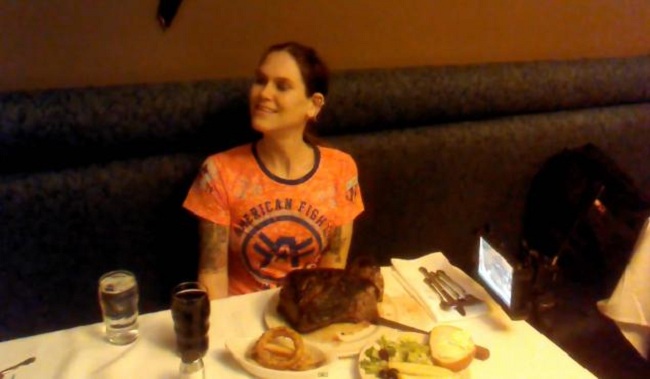 Mesmerizing! Mom downs 72-ounce steak in under 3 minutes 