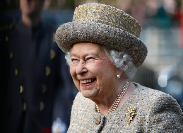 Queen Elizabeth Eats a Hamburger, and She has a Very Specific Way to Eat it