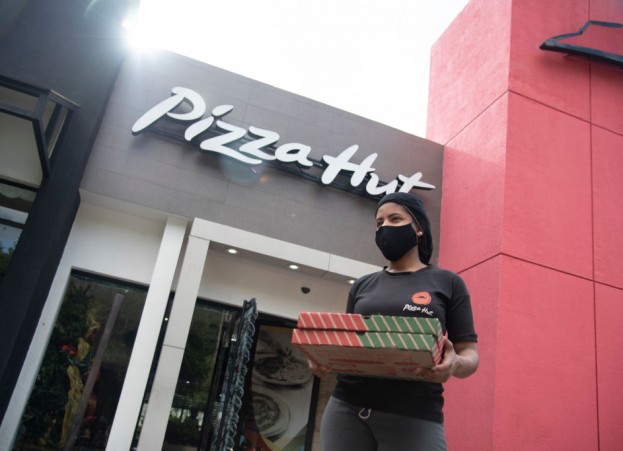 Pizza‌ ‌Hut's Triple‌ ‌Treat‌ ‌Box‌ Is‌ Making‌ a‌ ‌Comeback‌ ‌for‌ ‌the‌ ‌Holidays‌