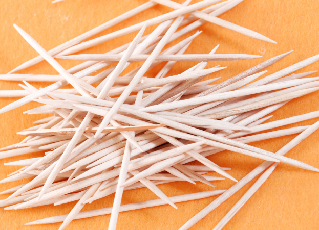 Toothpicks in a pile.