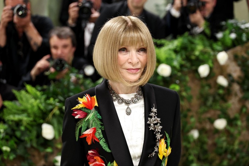 Anna Wintour makes her entrance at the 2024 Met Gala.