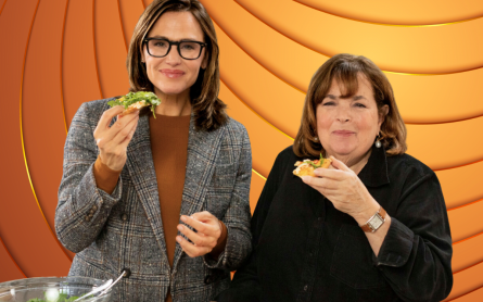 Jennifer Garner and Ina Garten pair up for the premiere episode of “Be My Guest.”